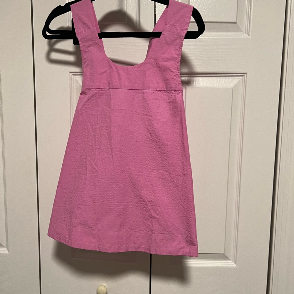 Adorable pink criss cross back slightly cropped top